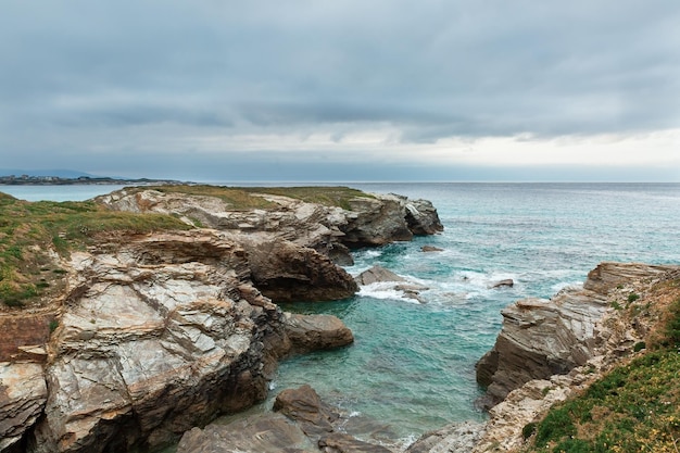 Cattedrali sulla spiaggia del golfo di biscaglia in spagna