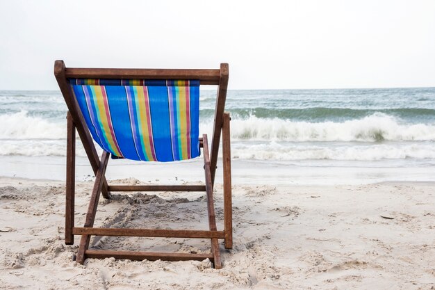 Foto sedia a sdraio sulla spiaggia