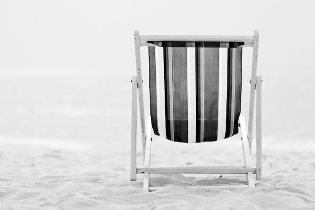 Photo beach chair and sea in background