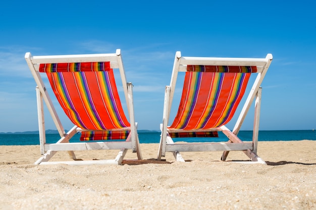 아름다운 청록색 바다 물, 하얀 모래와 푸른 하늘 여름 시간과 열대 해변에서 비치 의자