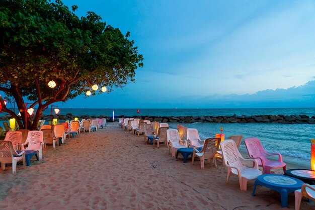바다 해변 근처 식탁이 있는 해변 의자