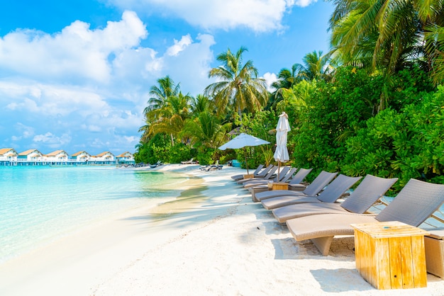 шезлонг с тропическим Мальдивами, курортный отель, остров и море