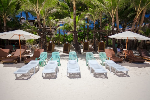 Photo beach chairs in exotic resort on perfect white sandy beach
