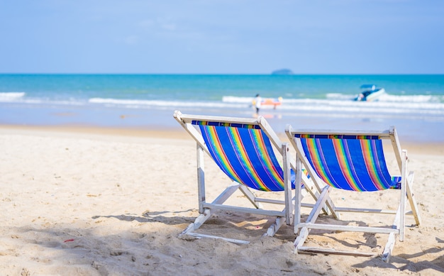 Photo beach chairs on the white sand beach in summer