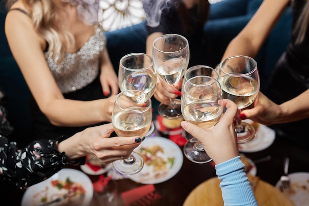 Concetto della cena di divertimento di estate di amicizia di celebrazione di acclamazioni della spiaggia