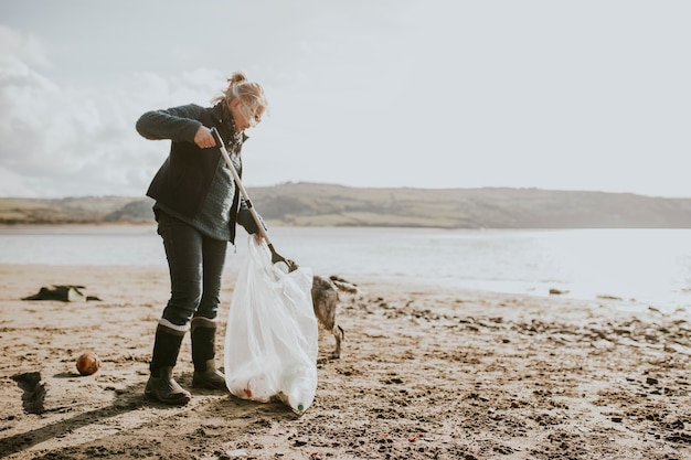 Volontari per la pulizia della spiaggia che raccolgono la spazzatura per la campagna ambientale