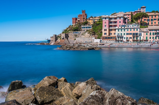 Spiaggia, scogliera e villaggio di pescatori di vernazzola vicino al centro di genova, sulla riviera italiana