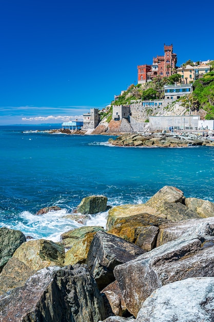 Spiaggia, scogliera e villaggio di pescatori di vernazzola vicino al centro di genova, sulla riviera italiana