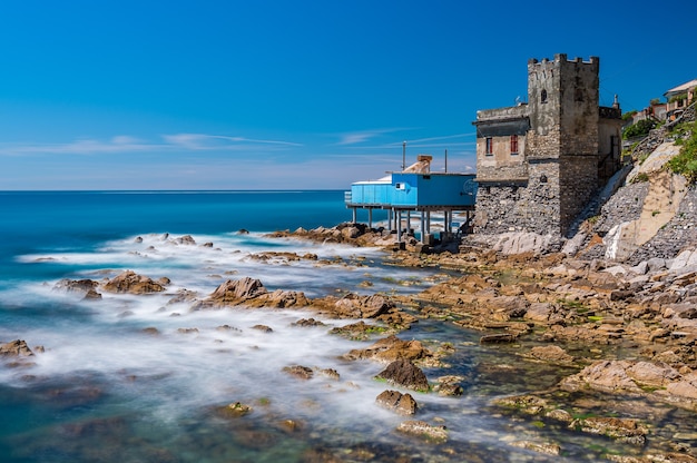 イタリアのリビエラにあるジェノヴァの中心部近くのヴェルナッゾラのビーチ、崖、漁村