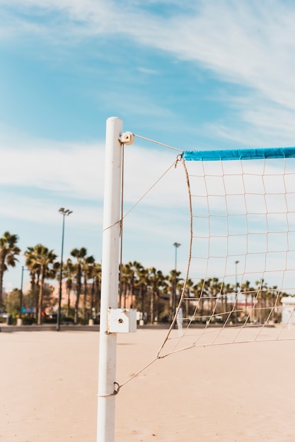 Concetto di spiaggia con rete di pallavolo