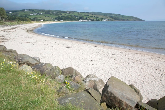 Spiaggia a cushendun, county antrim, irlanda del nord, europa