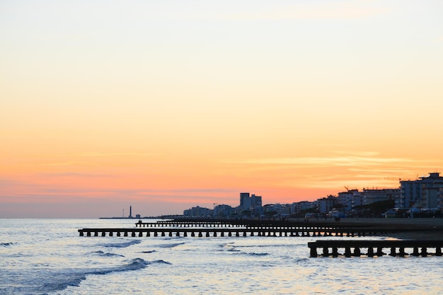 Photo beach at dawn piers perspective view