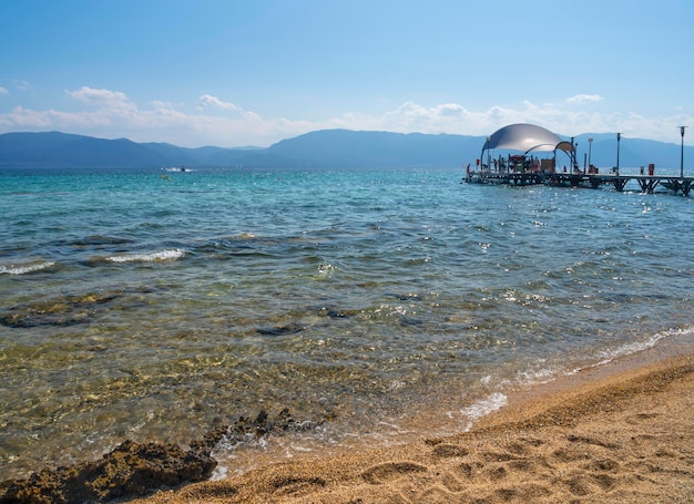 Пляж греческого спа-курорта Loutra Edipsou на острове Эвия (Эвбея), Греция
