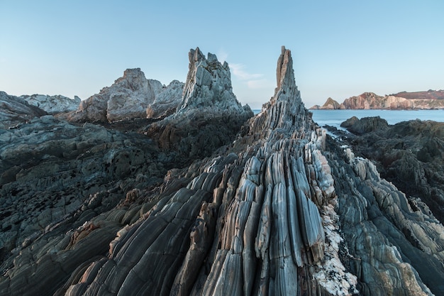 La spiaggia di gueirua, un paesaggio inquietante di rocce aguzze