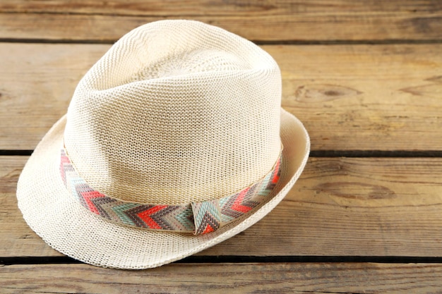 Foto cappello da spiaggia su sfondo di legno