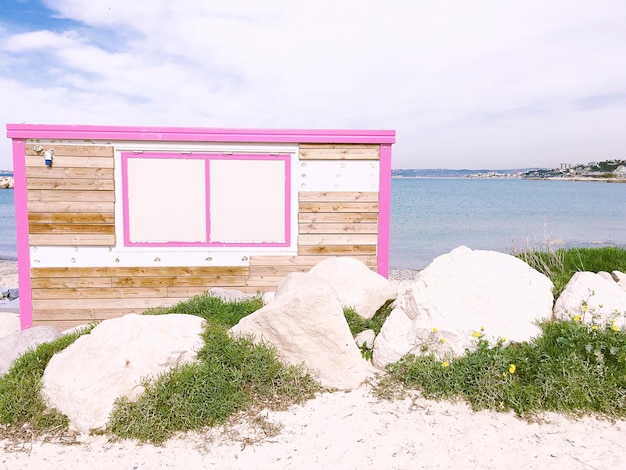 Foto cottage sulla spiaggia sul mare contro un cielo nuvoloso