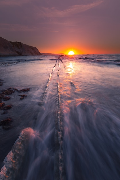 Spiaggia di itzurun a zumaia con la famosa costa flysch, pais vasco.