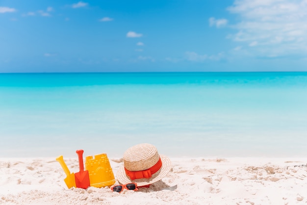 Giocattoli da spiaggia per bambini sulla spiaggia di sabbia bianca