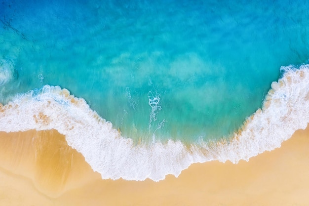 Spiaggia e grandi onde oceaniche costa come sfondo dalla vista dall'alto sfondo blu dell'acqua dal drone paesaggio marino estivo dall'aria immagine di viaggio