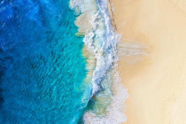 Photo beach and large ocean waves coast as a background from top view blue water background from drone summer seascape from air travel image