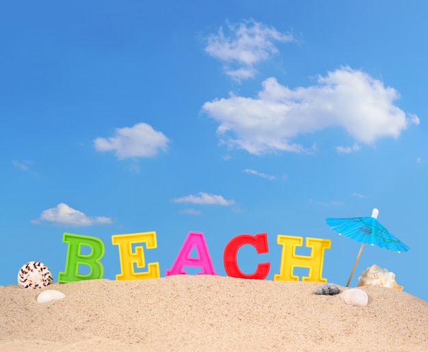 Foto lettere da spiaggia su una spiaggia di sabbia