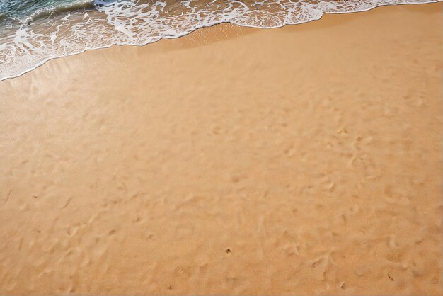 Foto sullo sfondo di un modello di spiaggia una spiaggia con le onde che si schiantano sulla sabbia
