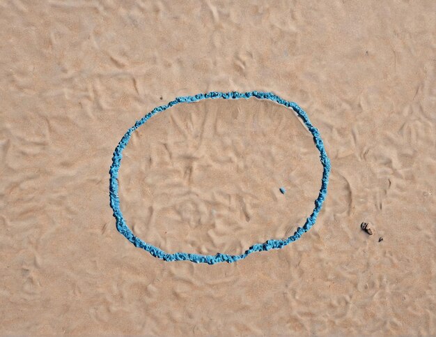 Photo beach mockup background a circle drawn in the sand