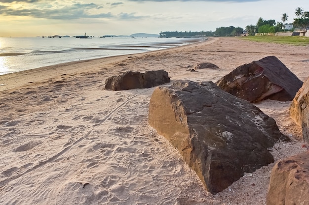 Photo beach in the moring, stone on the foreground