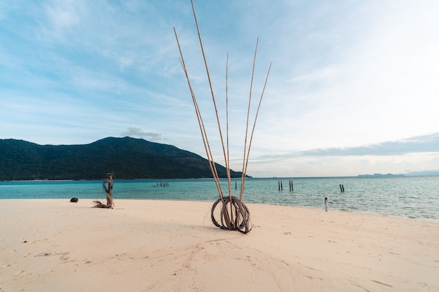 La spiaggia la mattina sull'isola