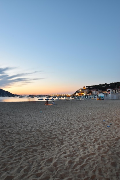 Photo a beach at or near the hotel