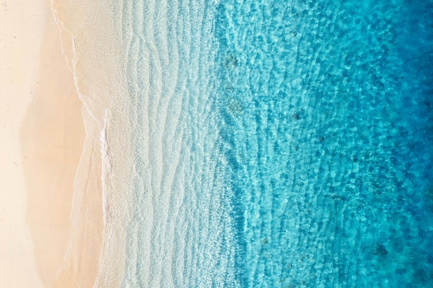Spiaggia e oceano come sfondo dalla vista dall'alto sfondo azzurro dell'acqua dalla vista dall'alto paesaggio marino estivo dall'aria isola di gili meno indonesia immagine di viaggio