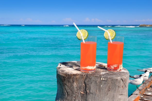 Cocktail arancione della spiaggia nel mare turchese dei caraibi
