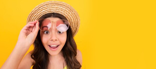 해변 파티 마침내 여름 휴가 작은 아름다움 아이 밀짚 모자와 안경을 착용 어린이 얼굴 가로 포스터 십 대 소녀 복사 공간이 고립 된 초상화 배너