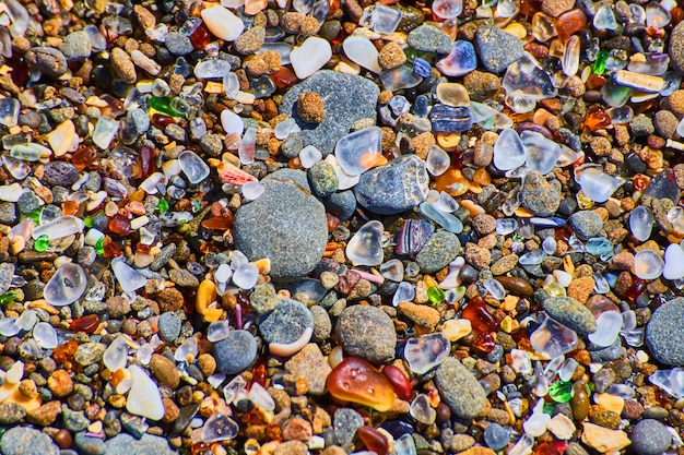 해안을 덮고 있는 부드럽고 다채로운 암석의 해변 자갈