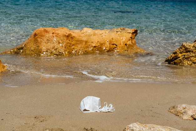 写真 フェイスマスクで汚染されたビーチ