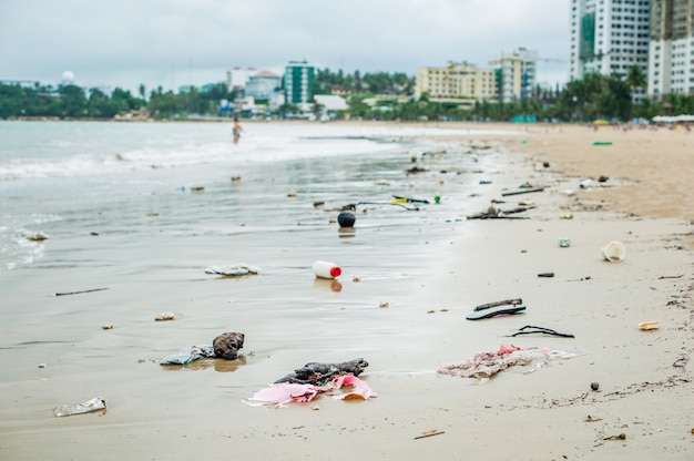 Фото Загрязнение пляжа. пластиковые бутылки и другой мусор на морском пляже