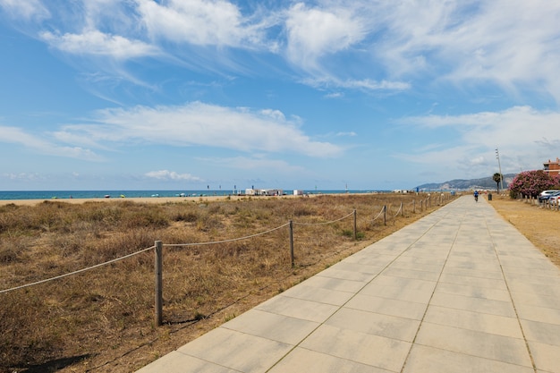 Passeggiata sulla spiaggia di castelldefels, barcelona, spain