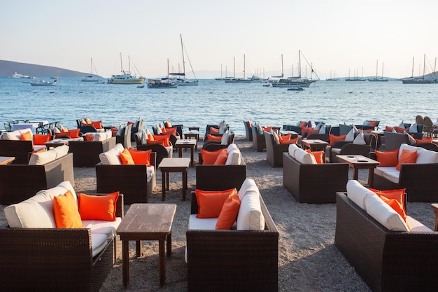 터키 보드룸(Bodrum) 만의 전망을 감상할 수 있는 저녁 해변 레스토랑