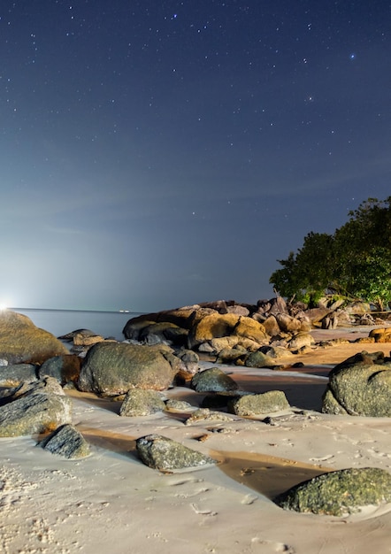 Пляж и скалы со звездой на острове липе