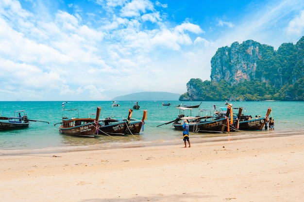 여름의 해변과 바위 산 풍경Krabi Thailand