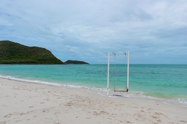 Photo the beach of samae san island at chonburi in thailand