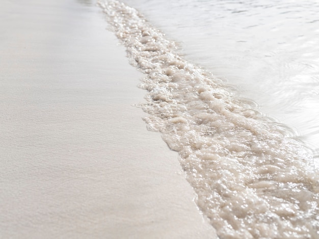 Пляжный песок с волной, летняя концепция