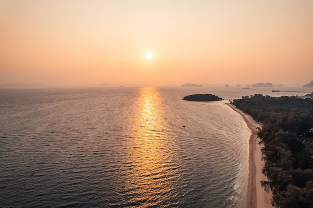 夕方のビーチと海の景色