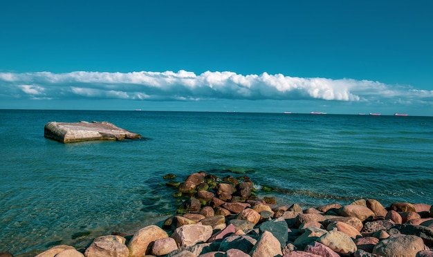 Пляж в Скагене в Дании, где встречаются два моря, а именно Скагеррак и Каттегат.