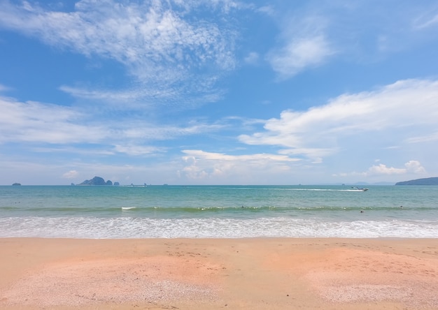 Foto spiaggia in estate con cielo blu.