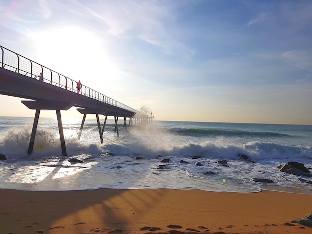 Foto il sole della spiaggia e il cielo