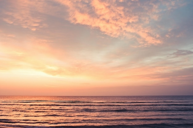 Пляжный отдых на восходе солнца с морским пейзажем и концепция летнего отдыха