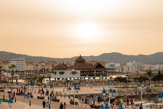 Foto una spiaggia al tramonto con un edificio sullo sfondo