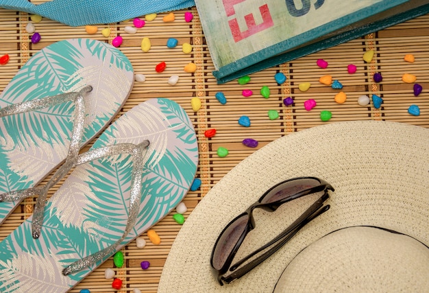 Cappello da spiaggia, occhiali, lavagne, borsa con pietre colorate