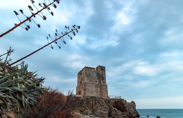 Torre de la Sal、カサレス、マラガ、スペインのビーチ